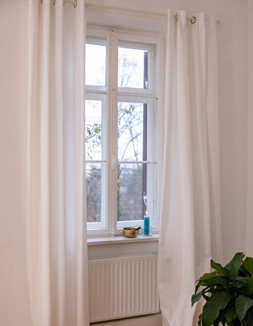 Mirja Schäffler-Hentschel Coaching-Methoden – helles, großes, weißes Fenster mit weißen Gardinen, weißer Gardinenstange und weißer Heizung.